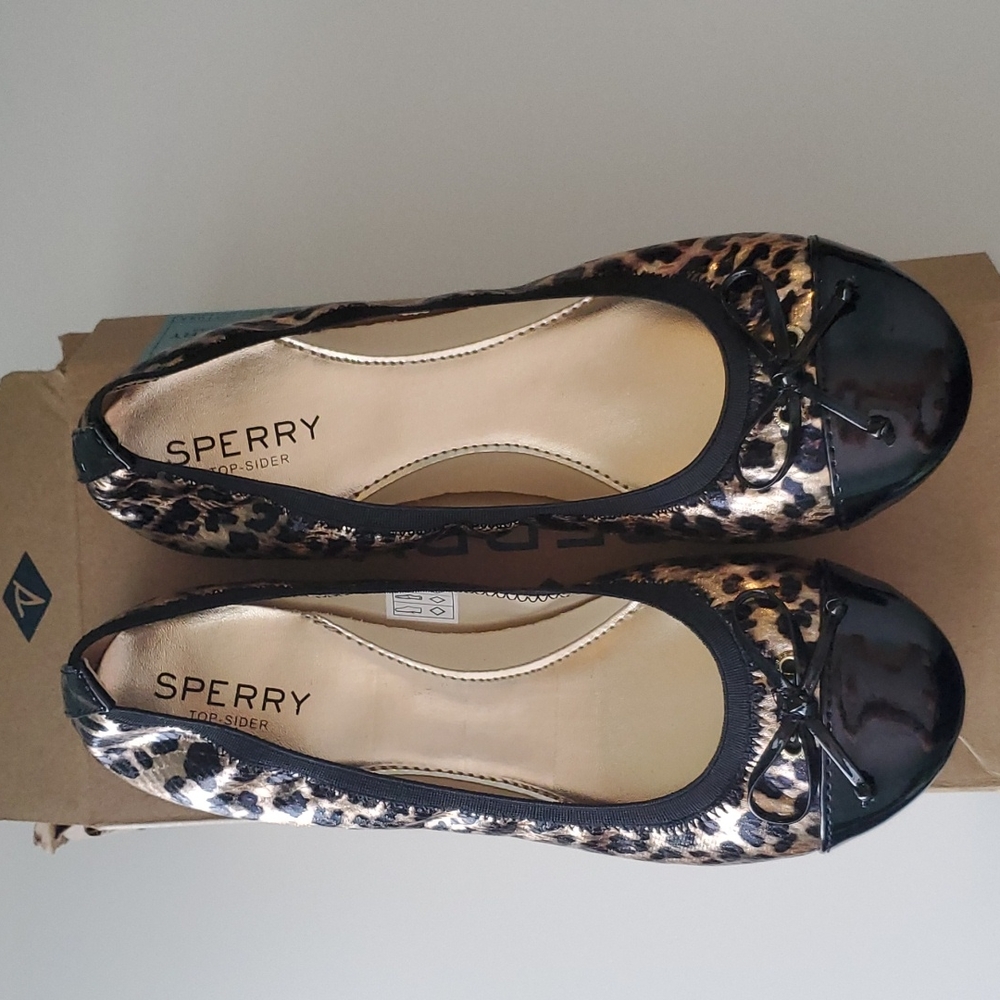 Brand new girls Sperry Elise ballet flat in leopard with bow detail. Size 4M